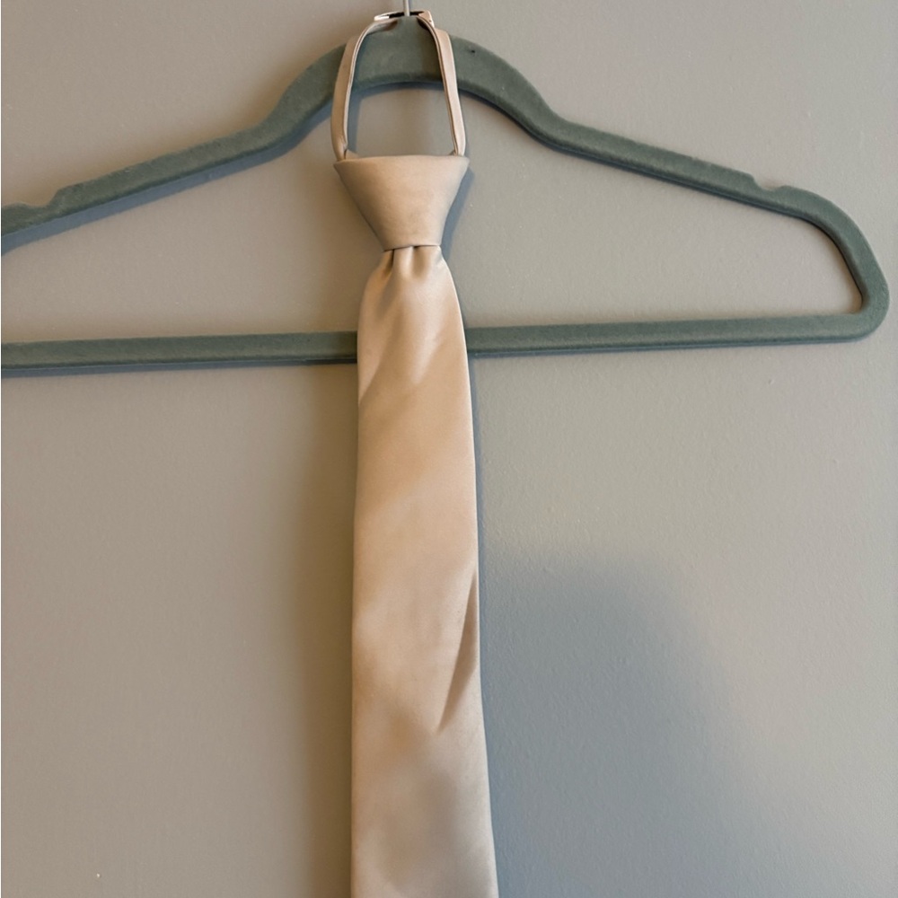 Boys Silver 14” pre-tied zipper tie
